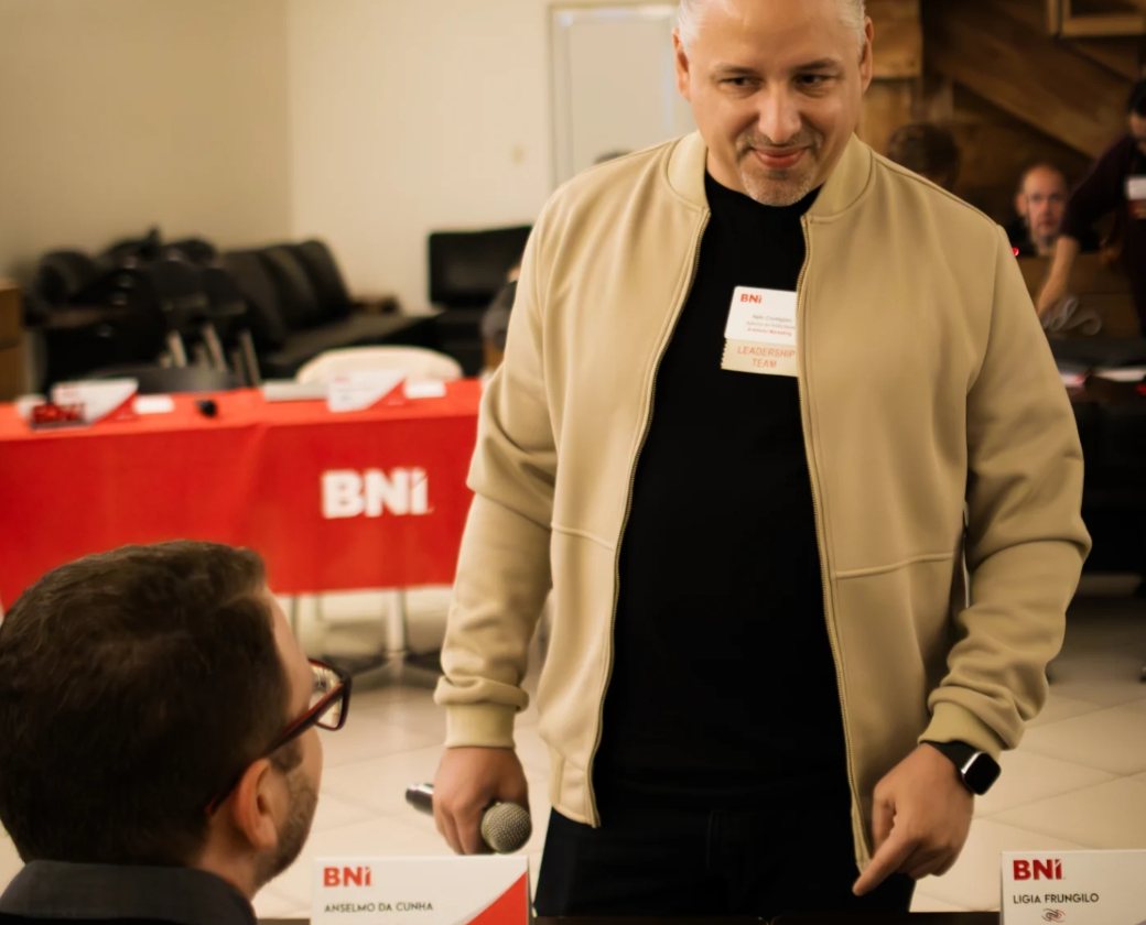 Neto Contrigiani conversando com clientes em uma reunião de negócios