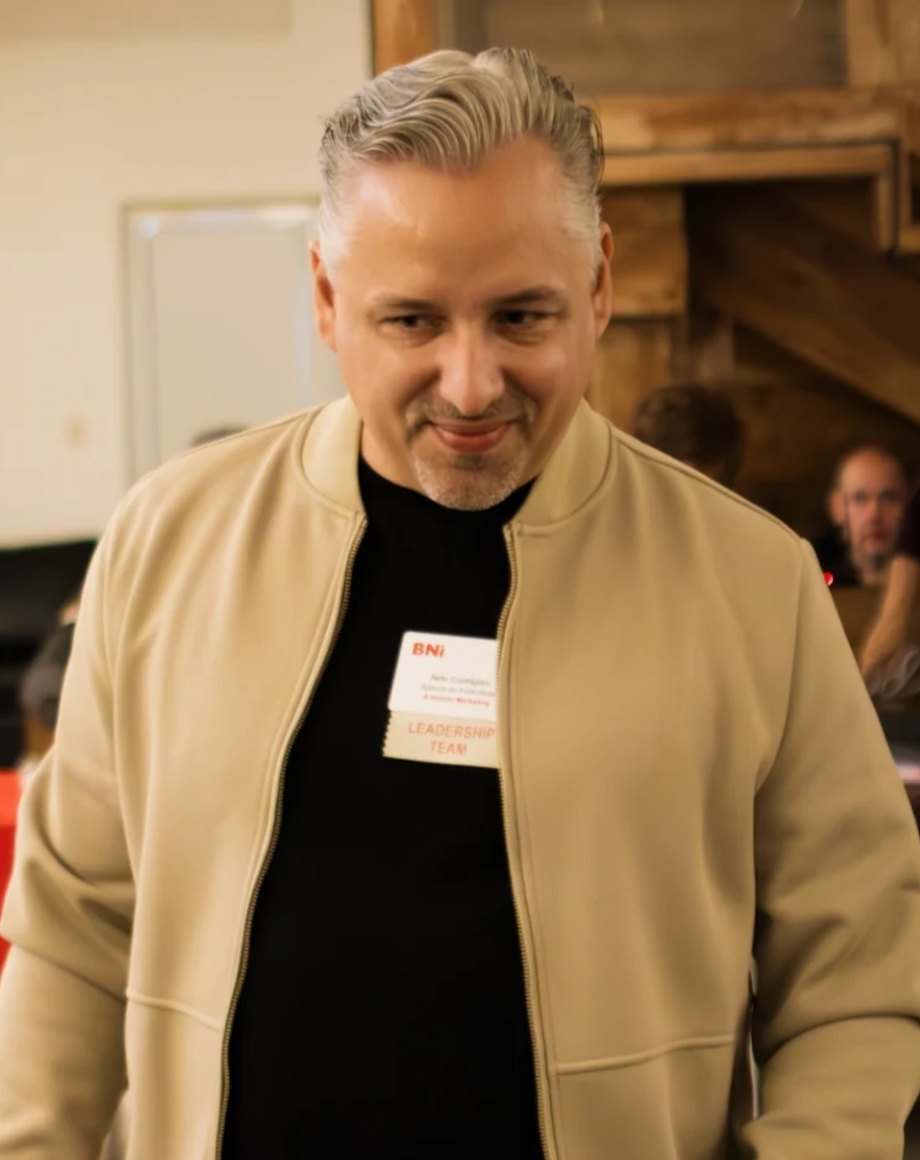 Neto Contrigiani, especialista em marketing da Artefacto, em um evento de negócios